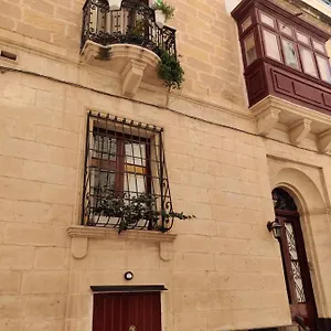 Semi-basement, Cosy Interconnected To Our A Traditional Maltese Townhouse Apartamento Senglea
